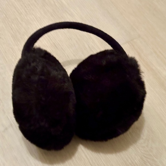 Women’s Winter Bundle - Cozy Beanie & Plush Black Earmuffs - Cute & Warm - Picture 9 of 15